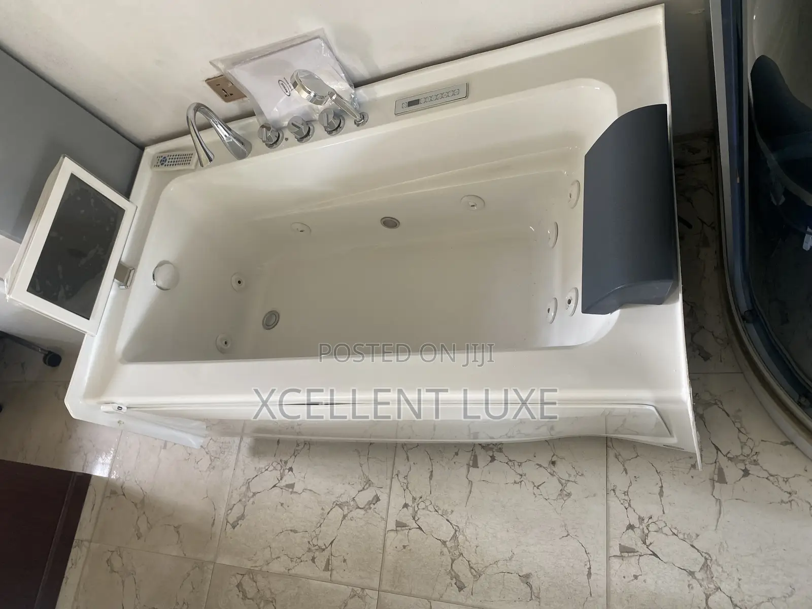 England Single Jacuzzi With A Tv. 5ft Long