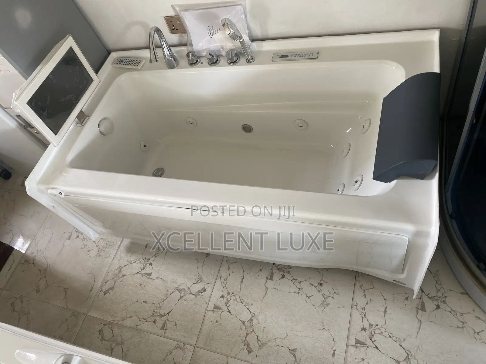 England Single Jacuzzi With A Tv. 5ft Long