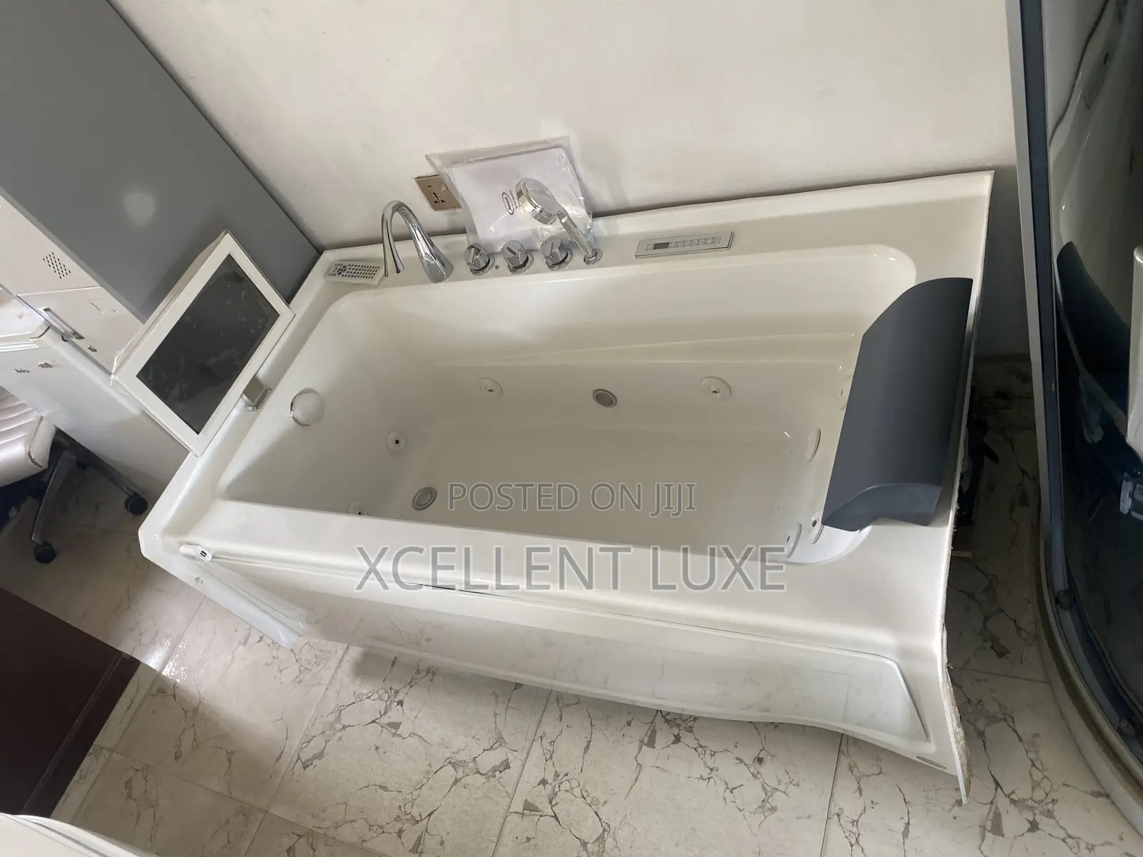 England Single Jacuzzi With A Tv. 5ft Long