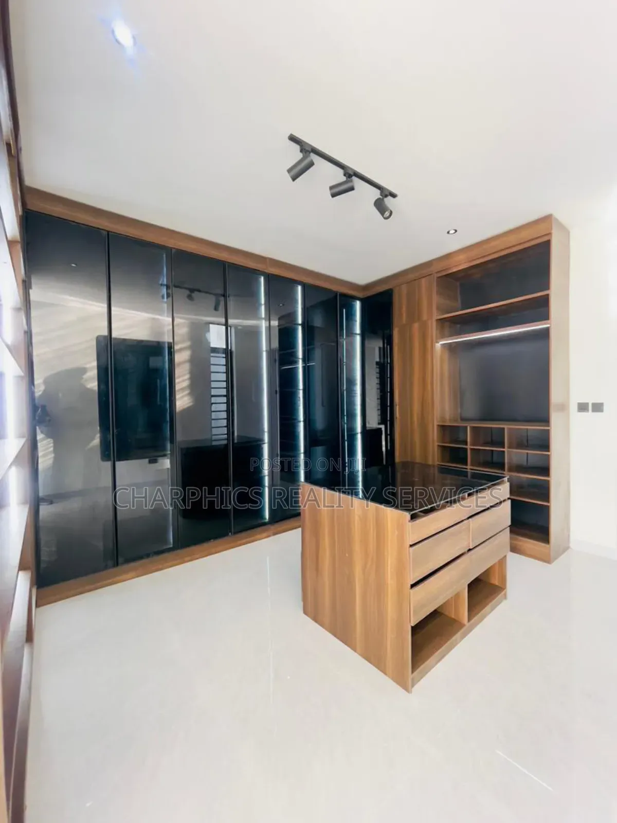5bdrm Duplex in Lekki Phase 2 for sale