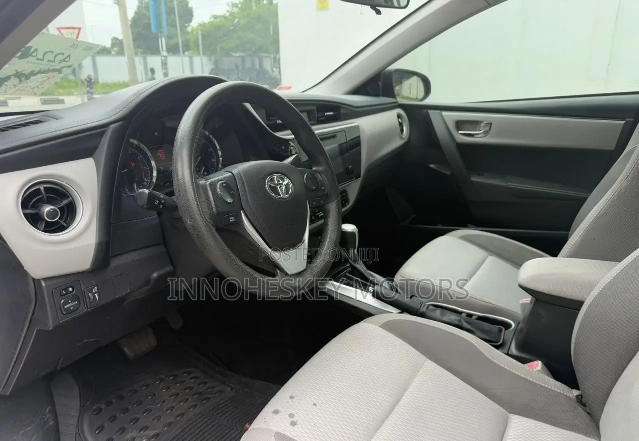 Toyota Corolla LE (1.8L 4cyl 2A) 2018 Silver