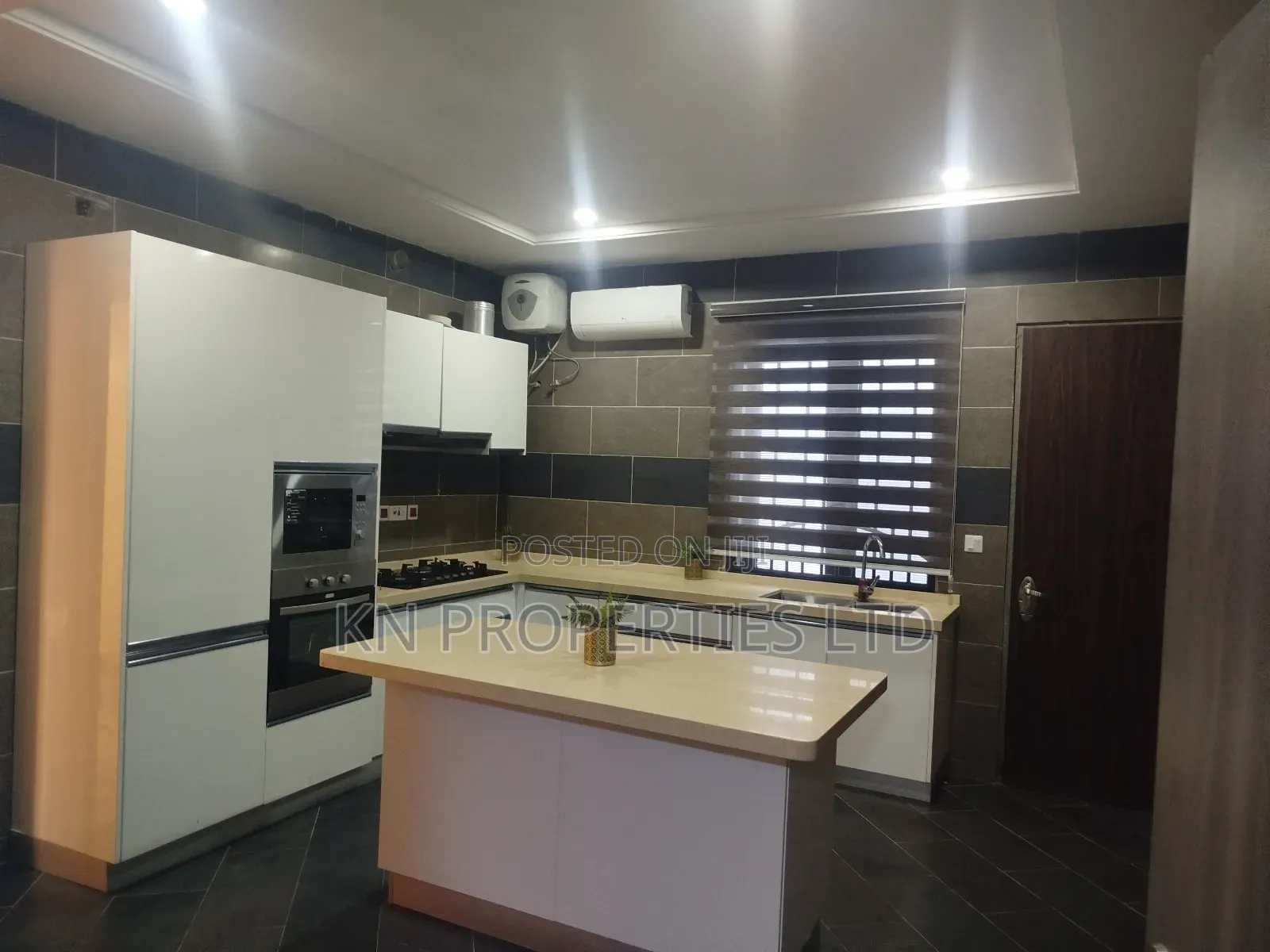 4bdrm Townhouse / Terrace in Gusape, Guzape District for rent