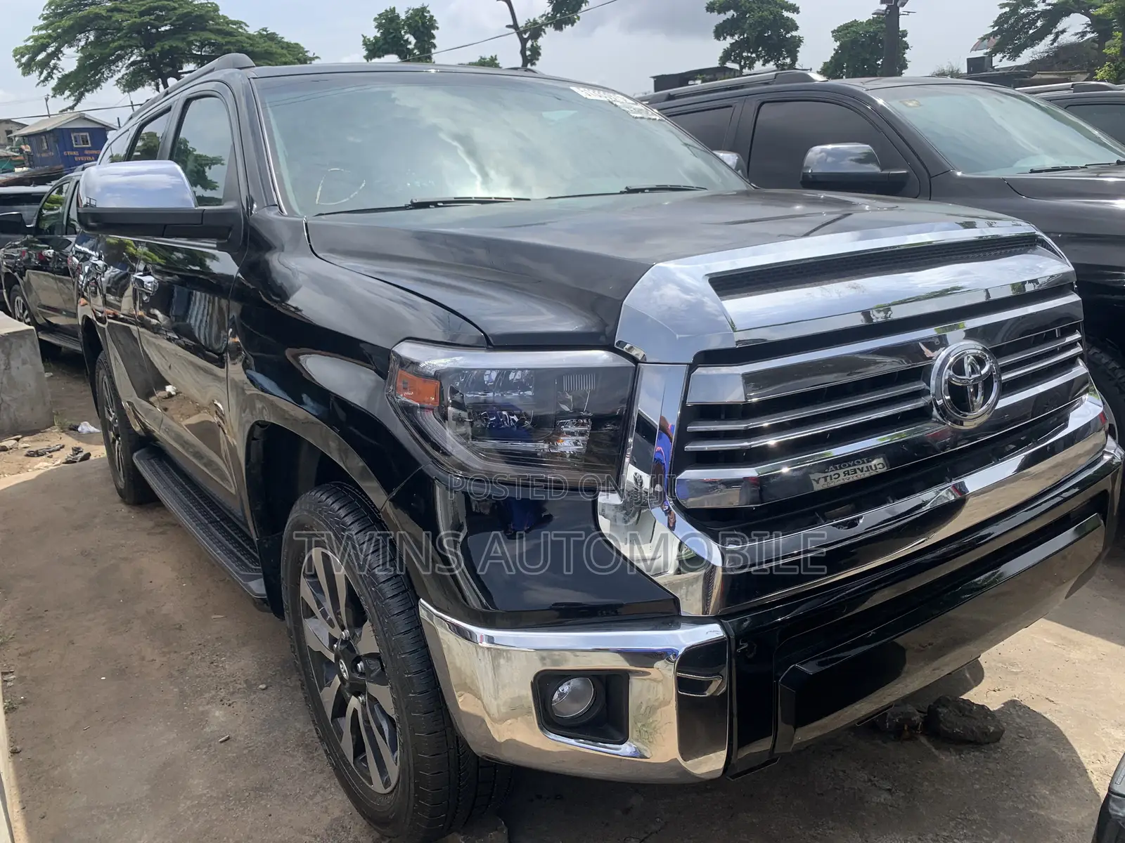 Toyota Sequoia Platinum 4dr SUV 4WD (5.7L 8cyl 6A) 2017 Black