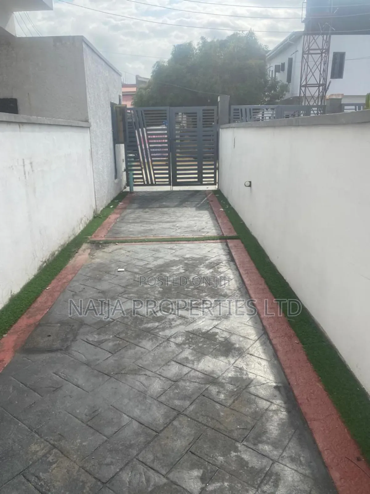 4bdrm Duplex in Ologolo, Lekki for sale