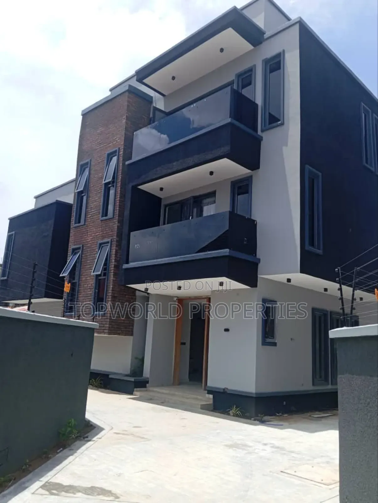 5bdrm Duplex in Ikeja Gra for sale