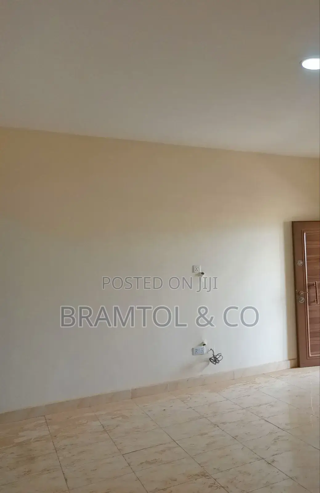 30 SQM Ground Floor Office/Shop in a Nice Busy Plazq
