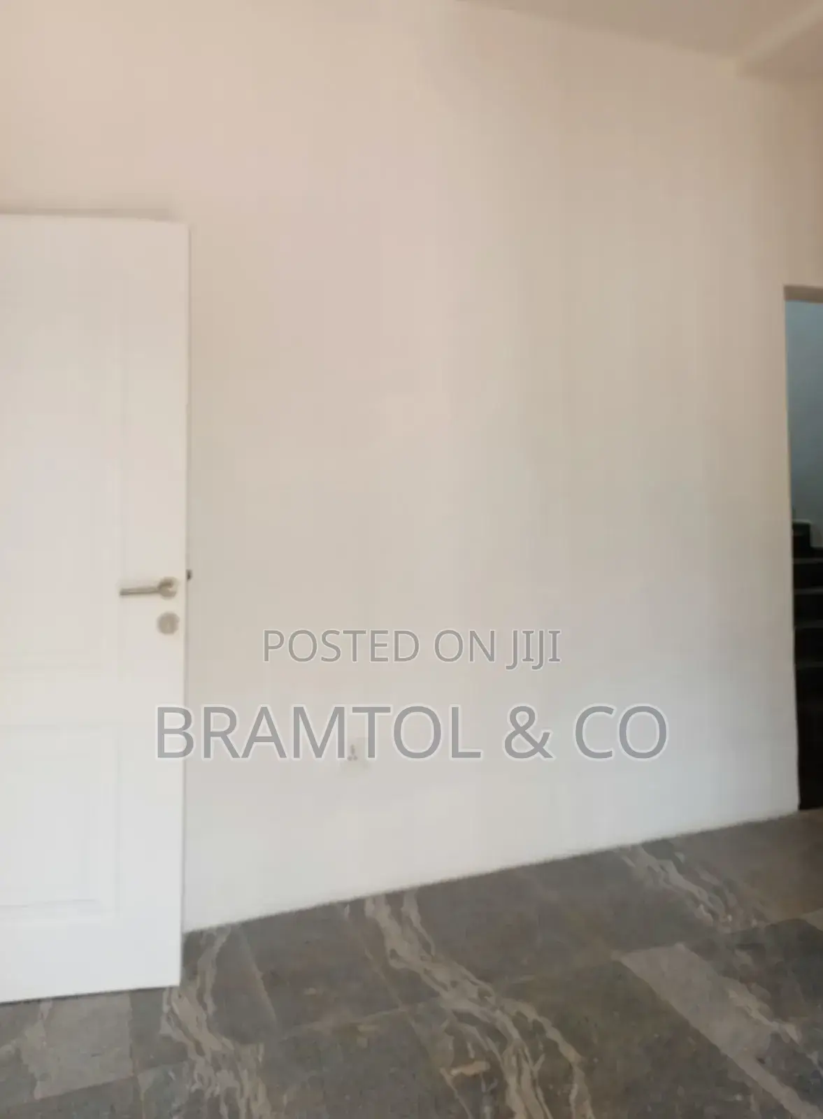 30 SQM Ground Floor Office/Shop in a Nice Busy Plazq