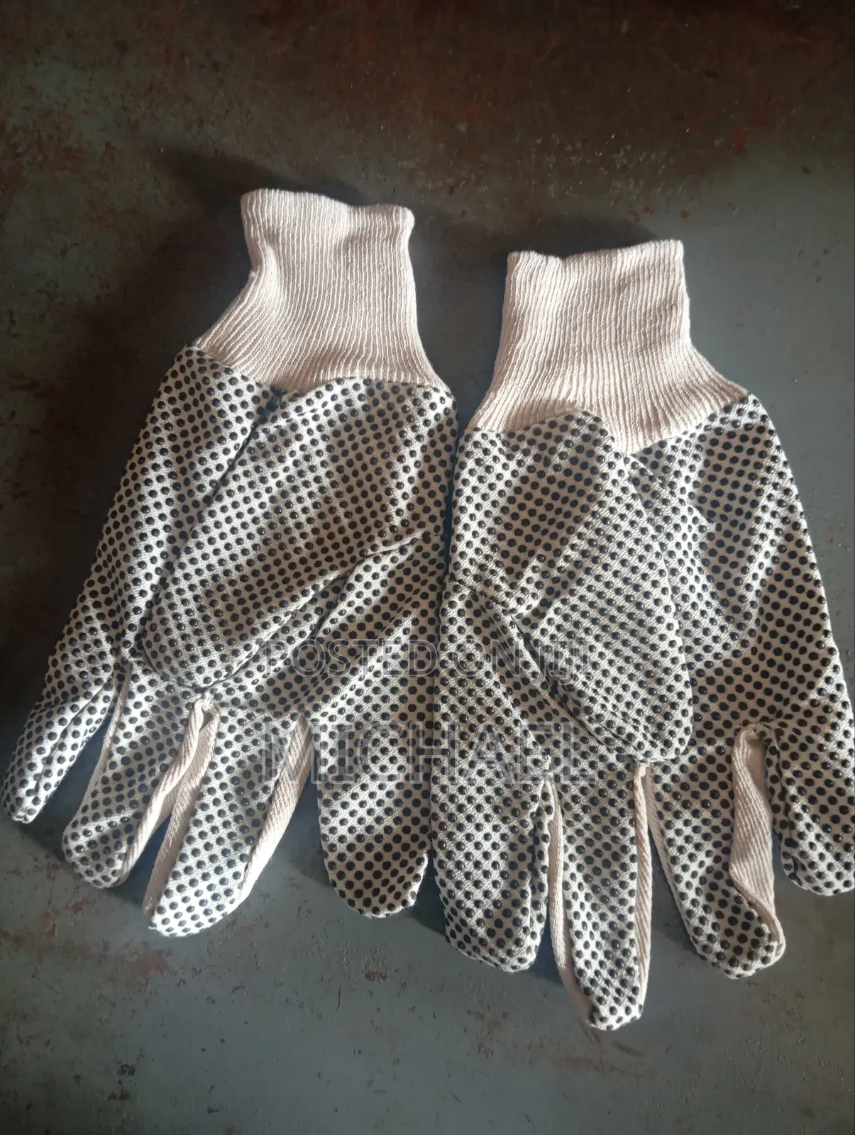 Demac Polka Dotted Hand Gloves