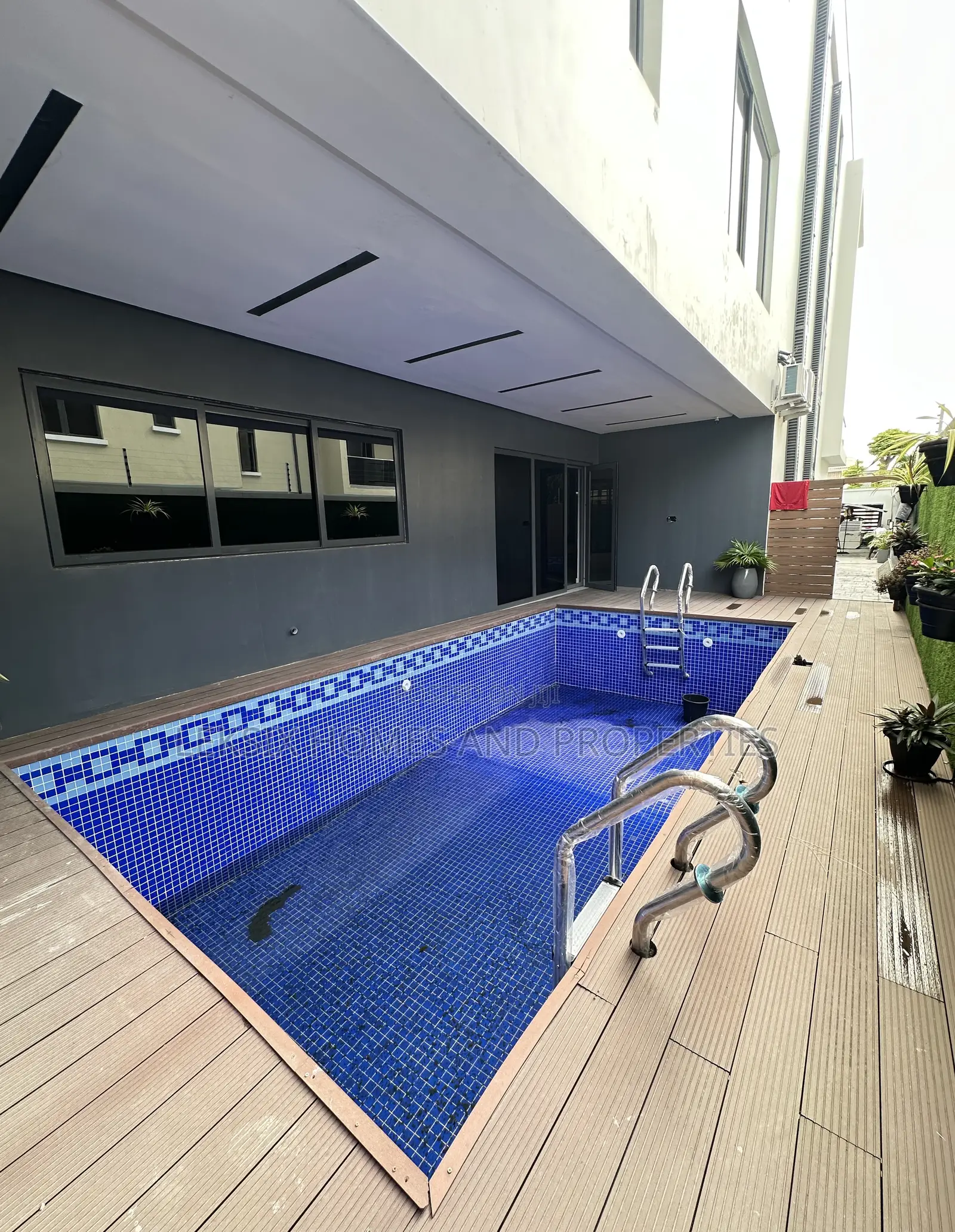 5bdrm Duplex in A Well Serene And, Lekki Phase 1 for sale