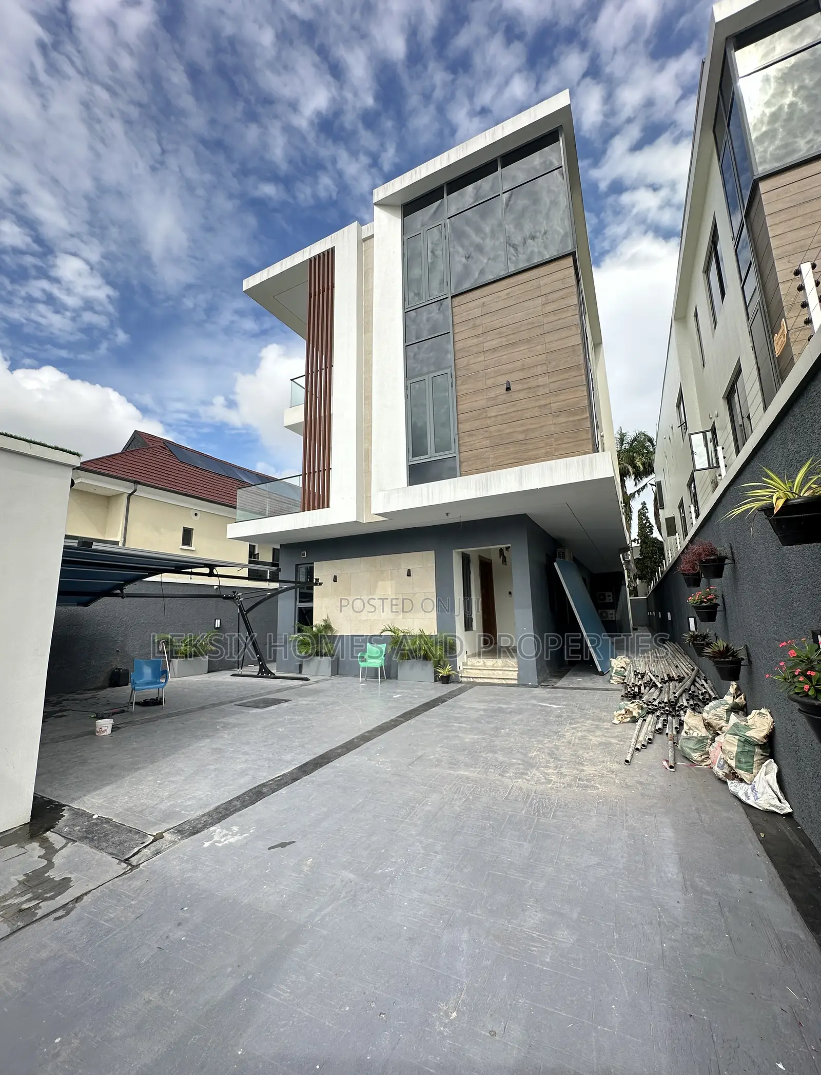 5bdrm Duplex in A Well Serene And, Lekki Phase 1 for sale