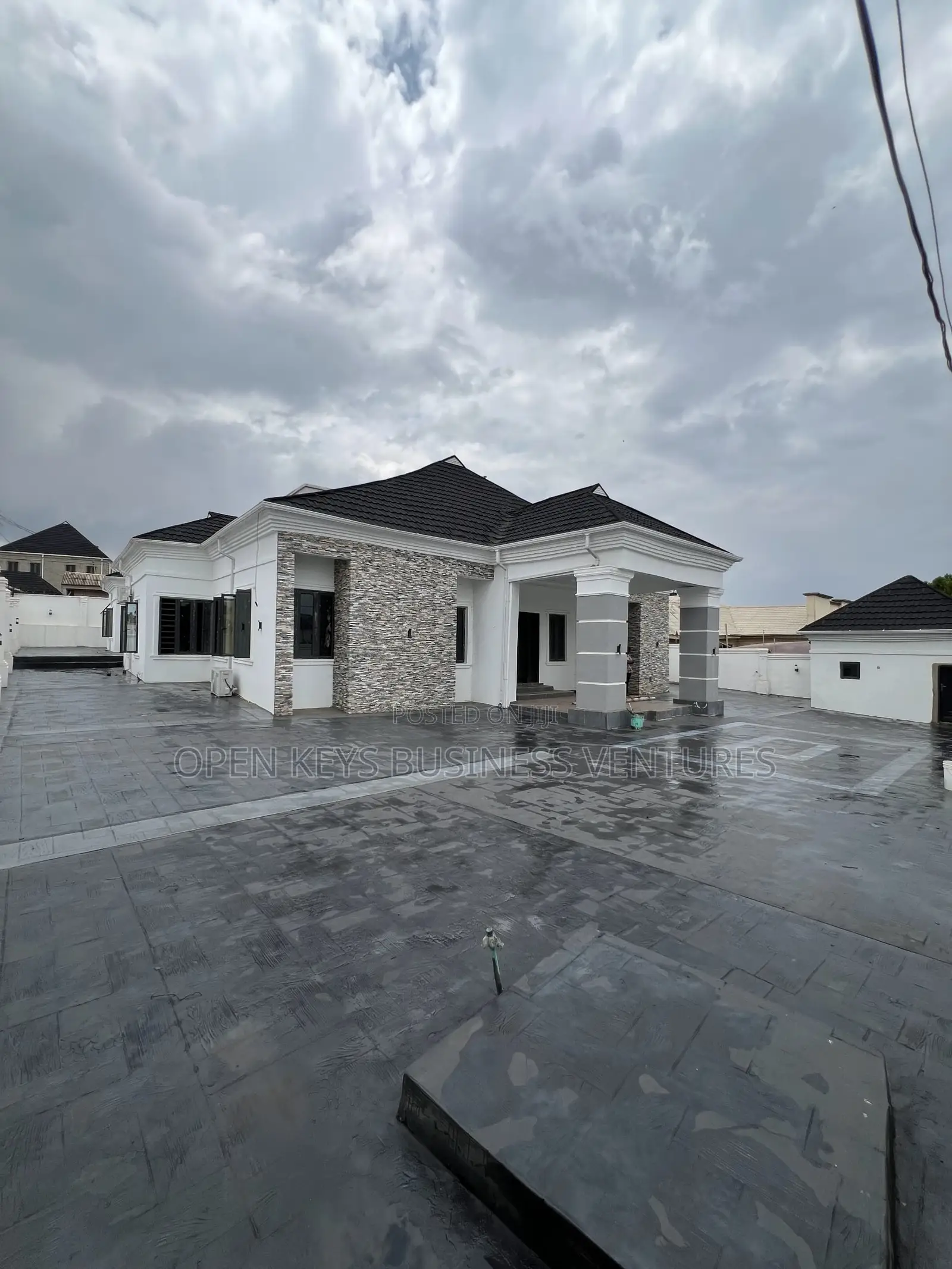 Furnished 5bdrm Bungalow in Aiyegoro, Akobo for sale