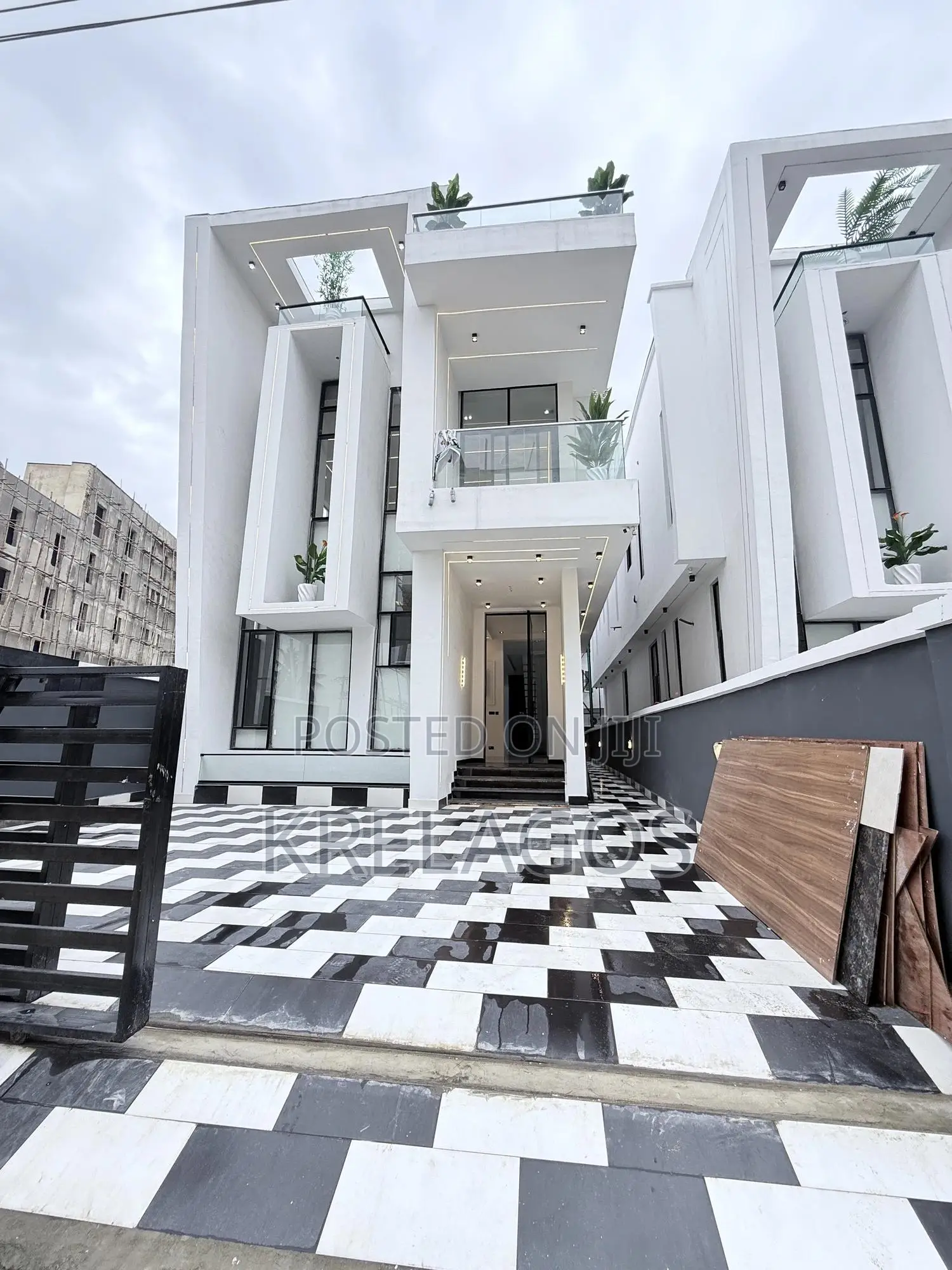 5bdrm Duplex in Chevron for sale