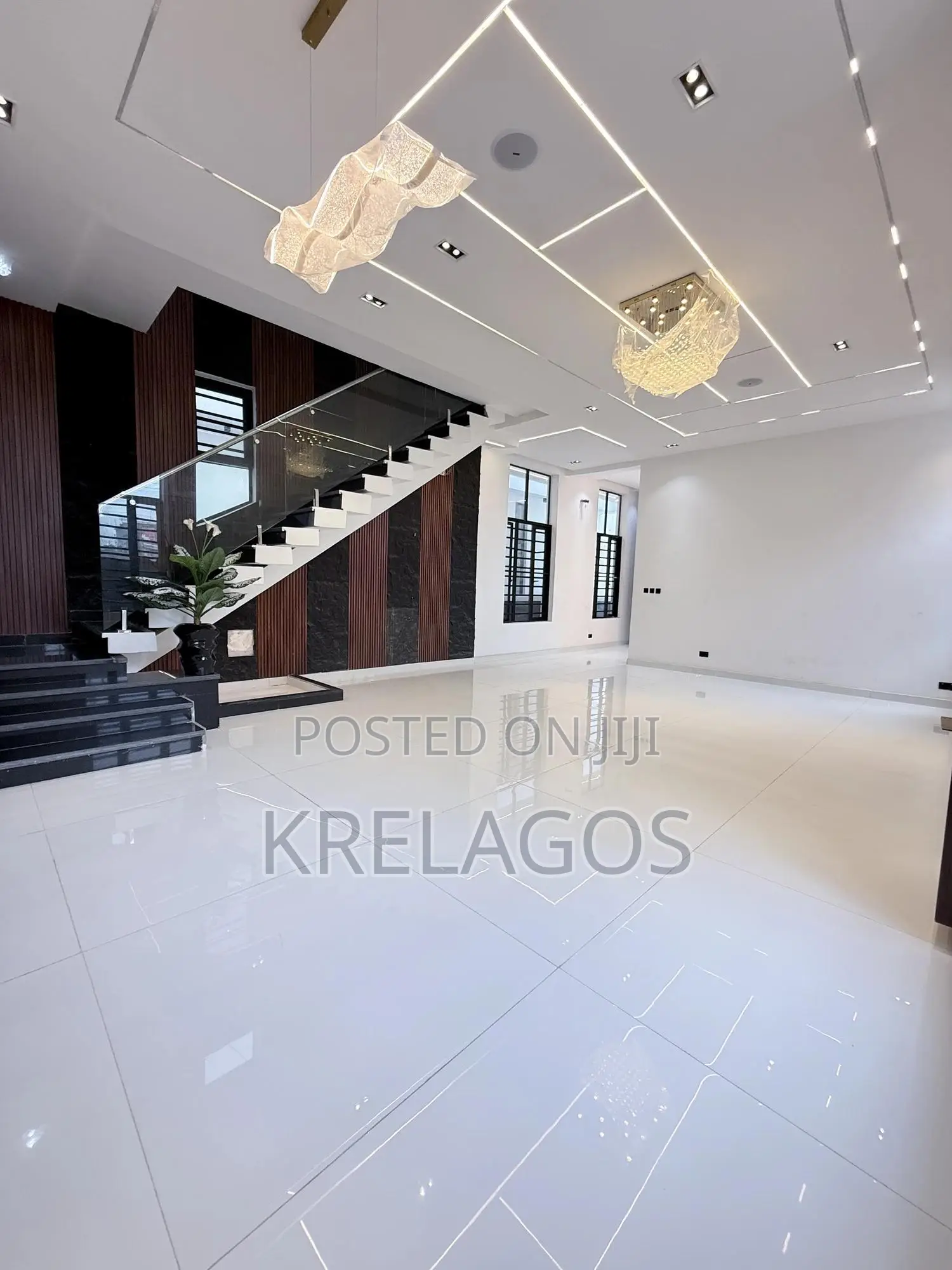 5bdrm Duplex in Chevron for sale