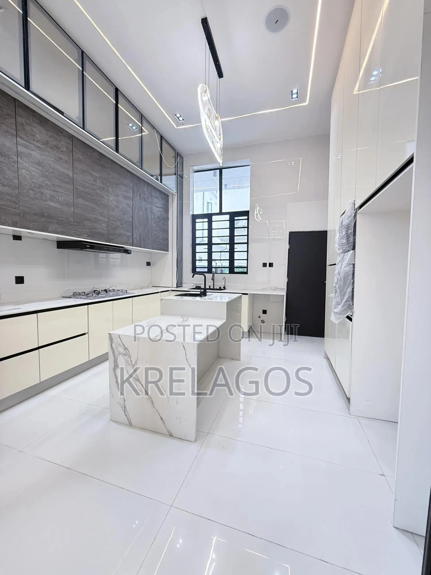5bdrm Duplex in Chevron for sale