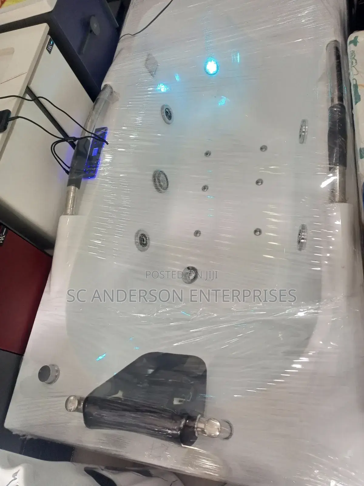 Jacuzzi Bathtub (Available in Other Designs)