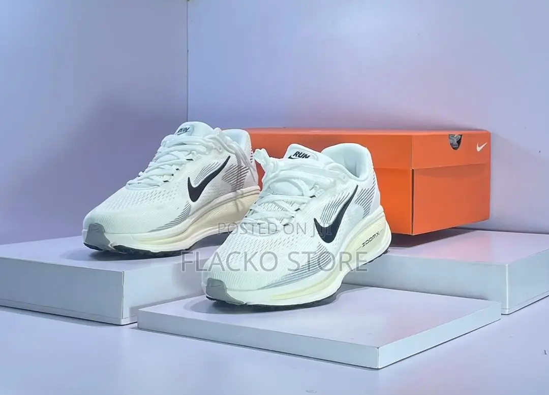 Original Nike Vomero 18 Running Sneakers