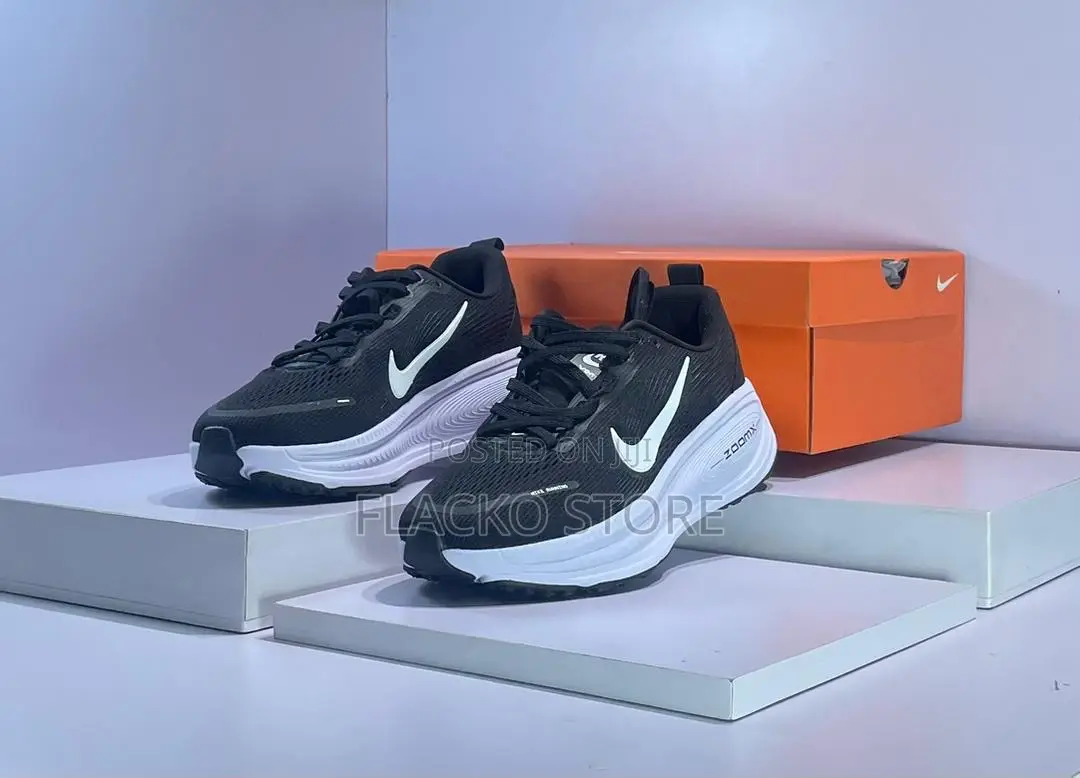 Original Nike Vomero 18 Running Sneakers