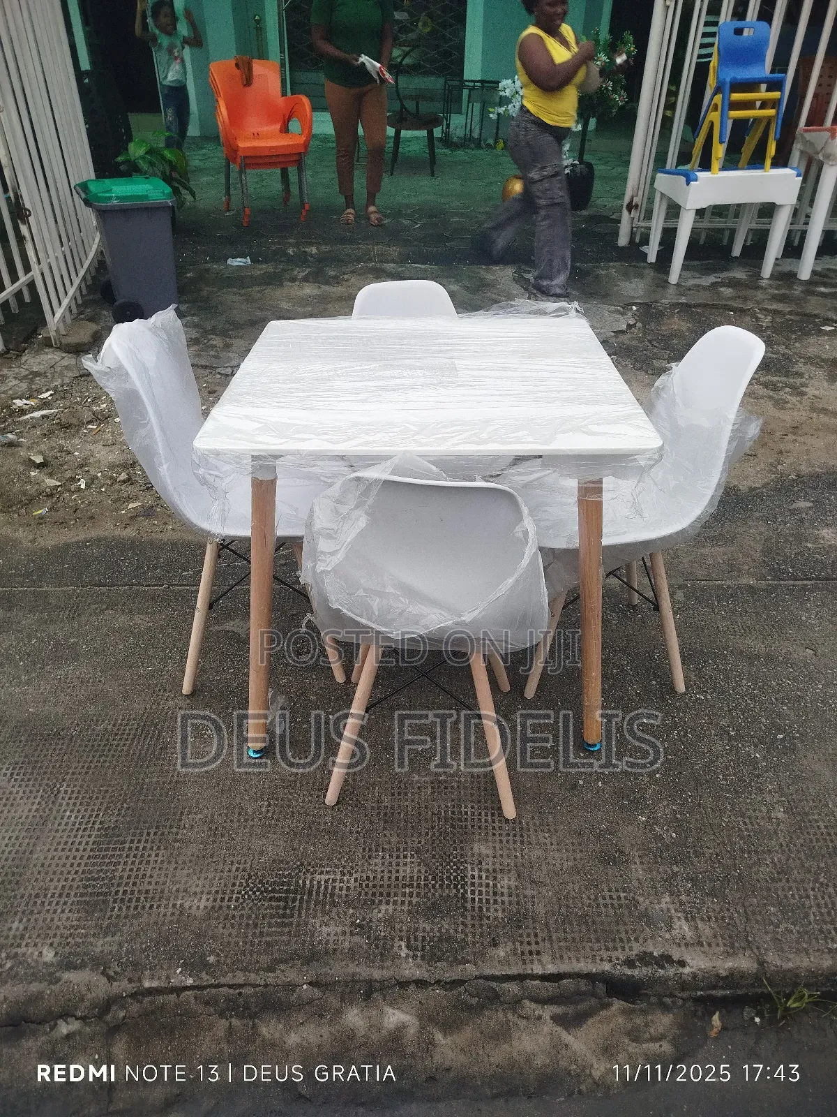 4 Seater Dining Table/Eames Dining Table