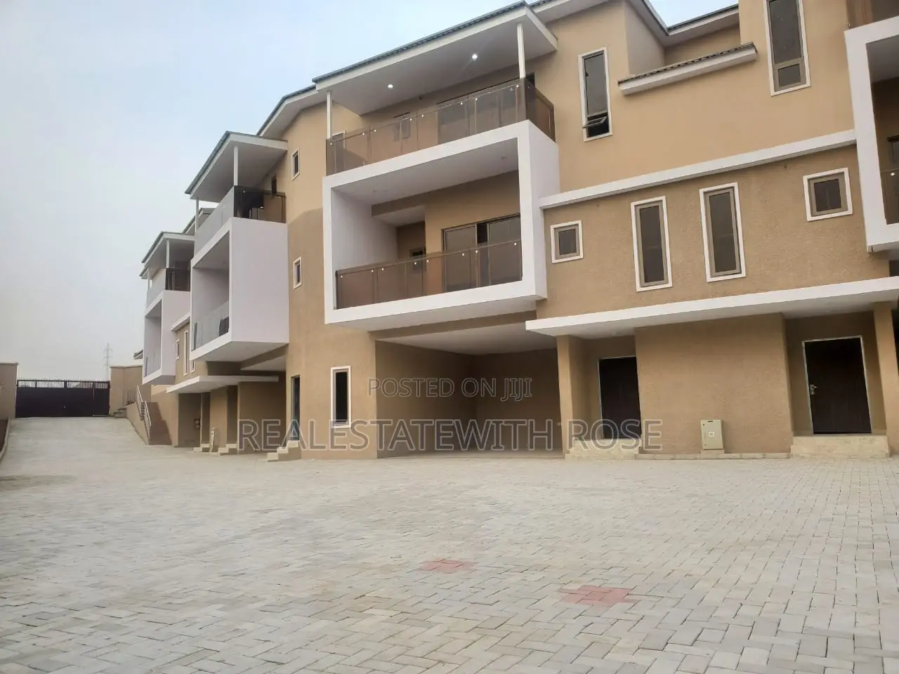 4bdrm Duplex in Mini Estate, Guzape District for sale