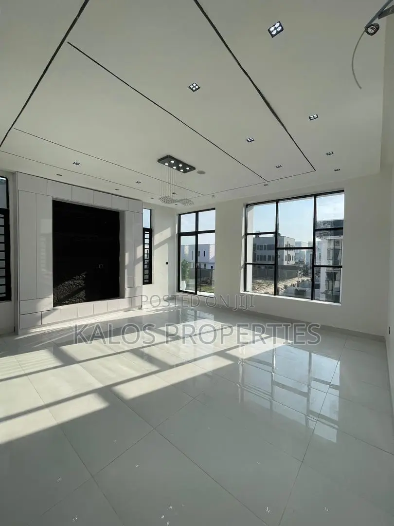 5bdrm Duplex in Chevron for sale