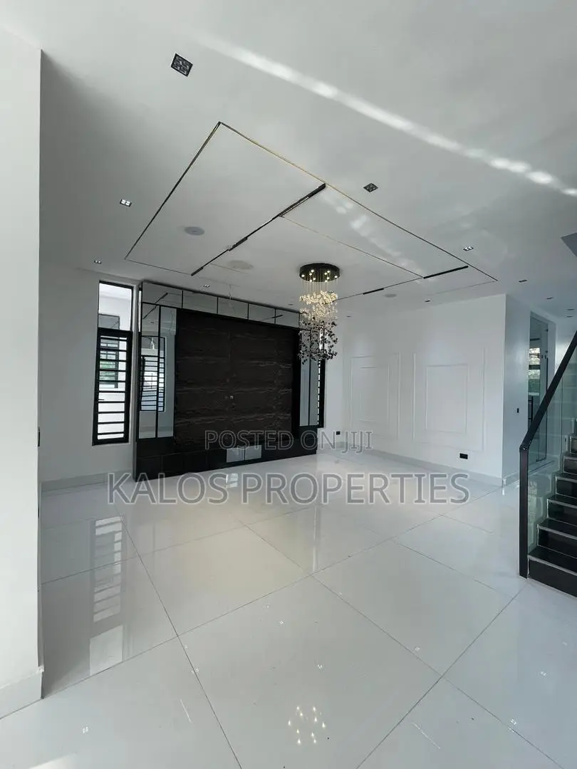 5bdrm Duplex in Chevron for sale