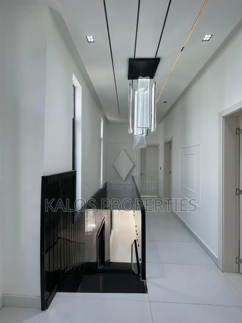 5bdrm Duplex in Chevron for sale