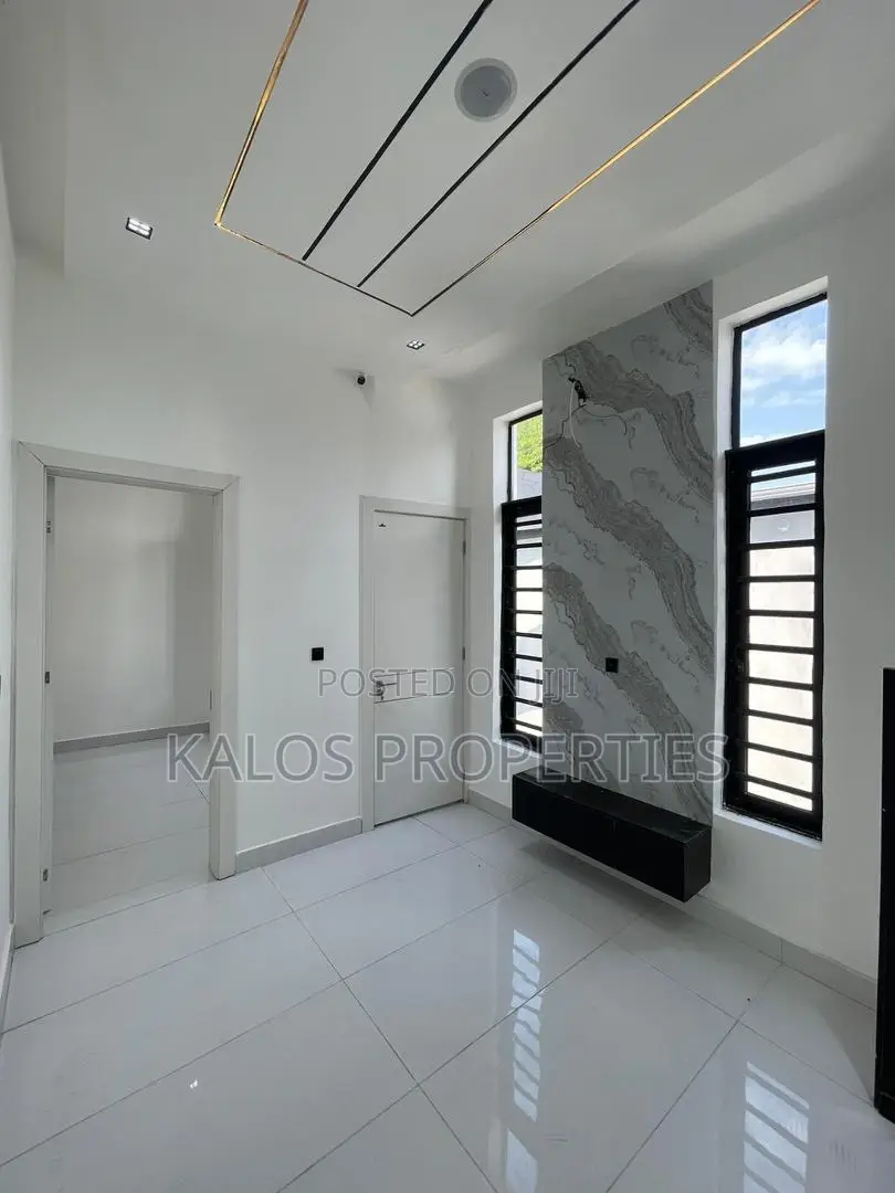 5bdrm Duplex in Chevron for sale