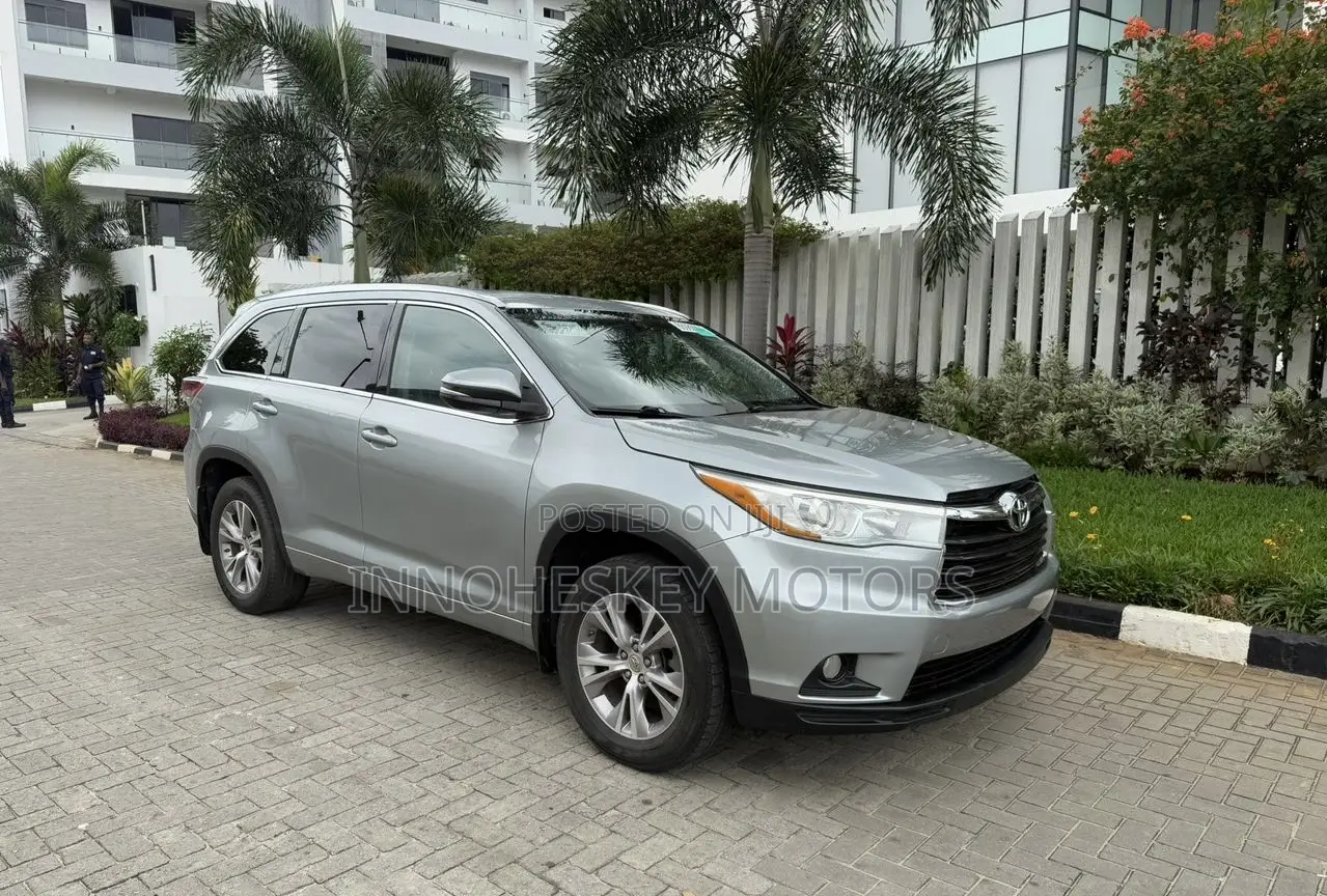 Toyota Highlander XLE V6 4x2 (3.5L 6cyl 6A) 2016 Silver