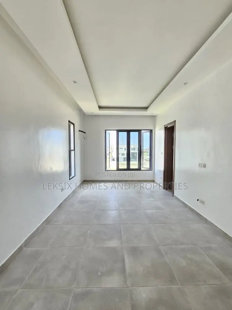 5bdrm Duplex in A Well Secured, Ikate for sale