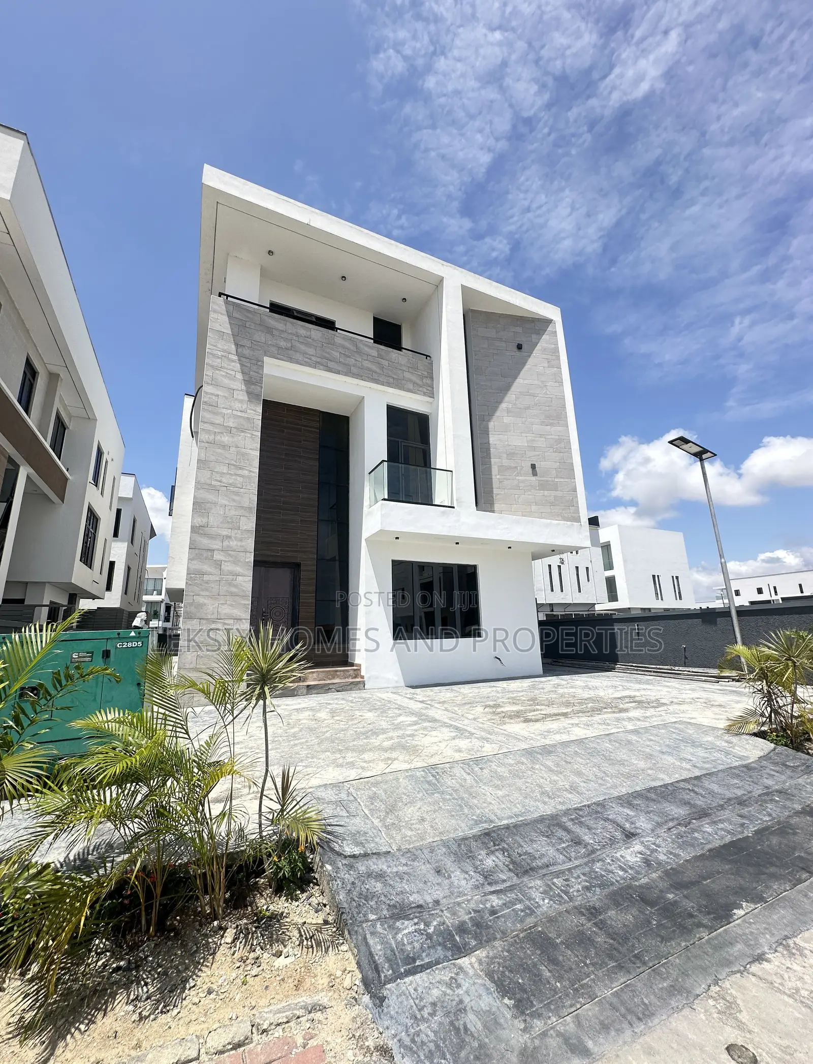 5bdrm Duplex in A Well Secured, Ikate for sale