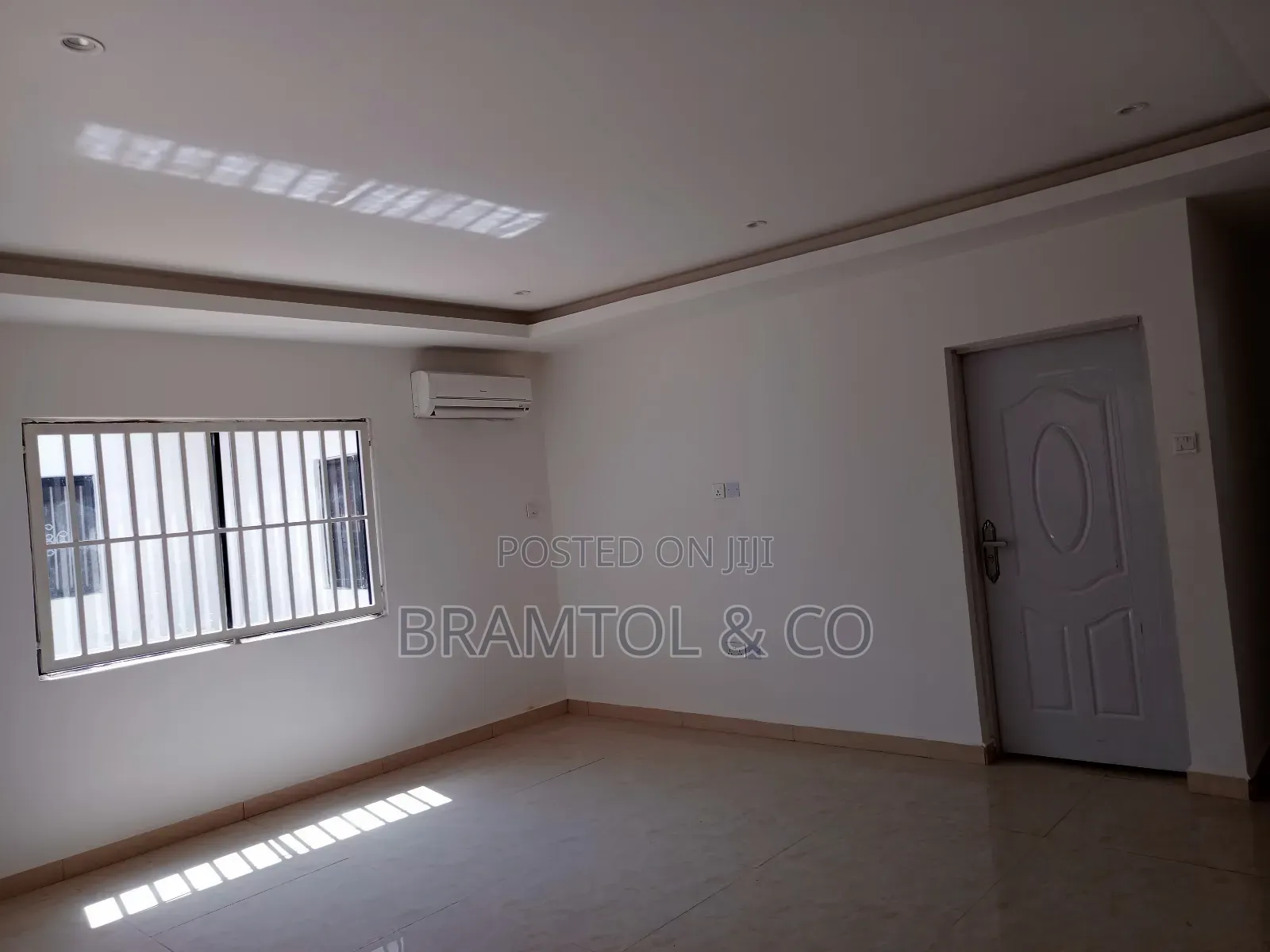 Newly Refurbished Spacious 2 Bedroom Bungalow For Any Commercial Use