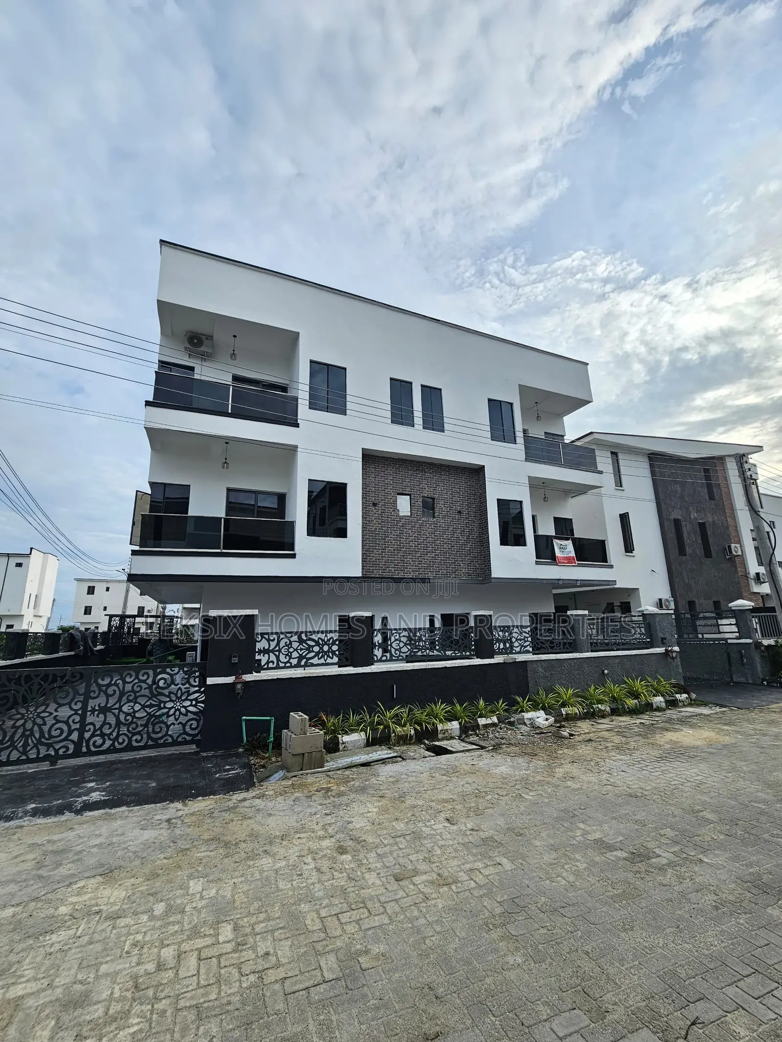 4bdrm Duplex in A Well Secured, Lekki Phase 2 for sale