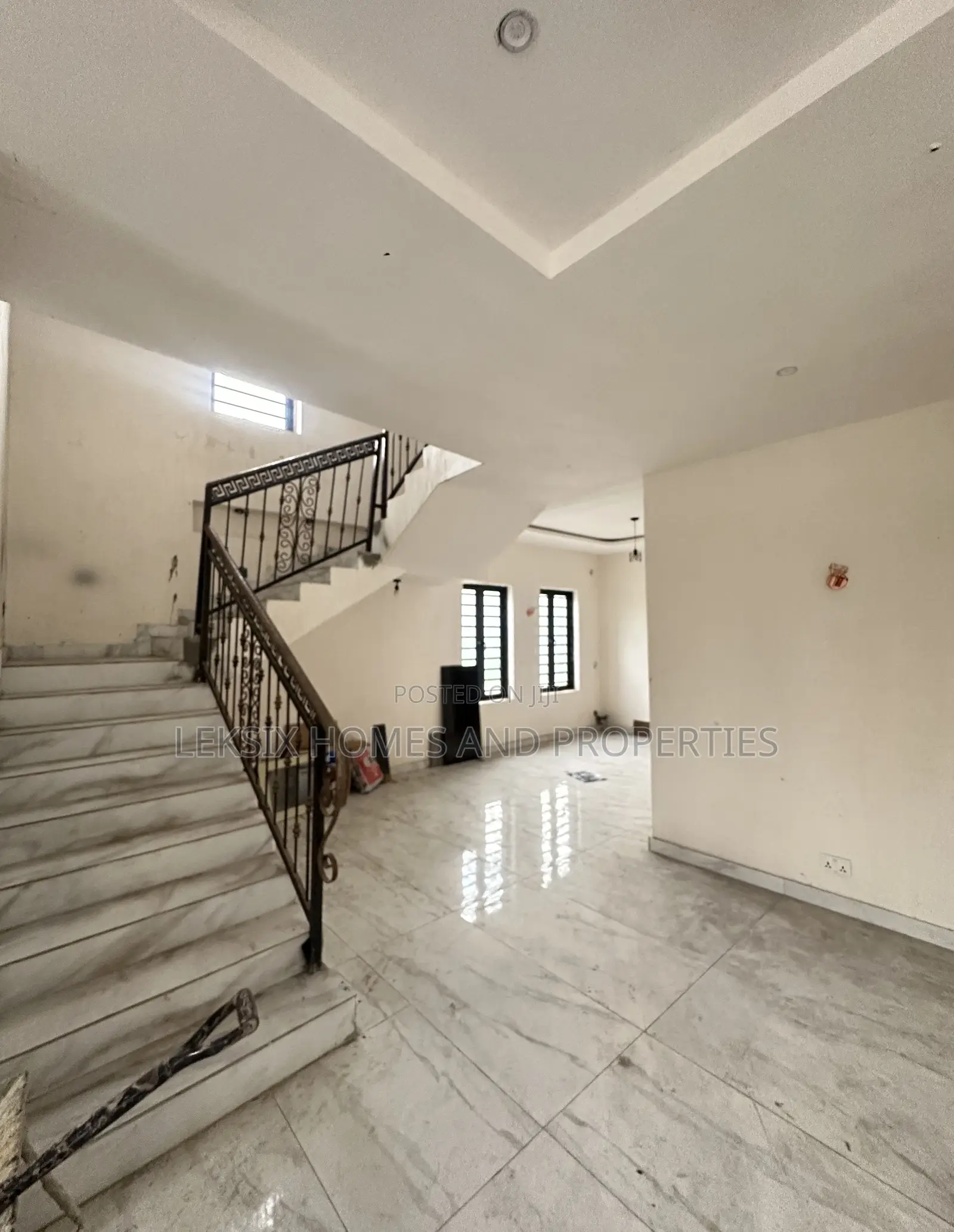 6bdrm Duplex in A Well Secured, Lekki Phase 2 for sale