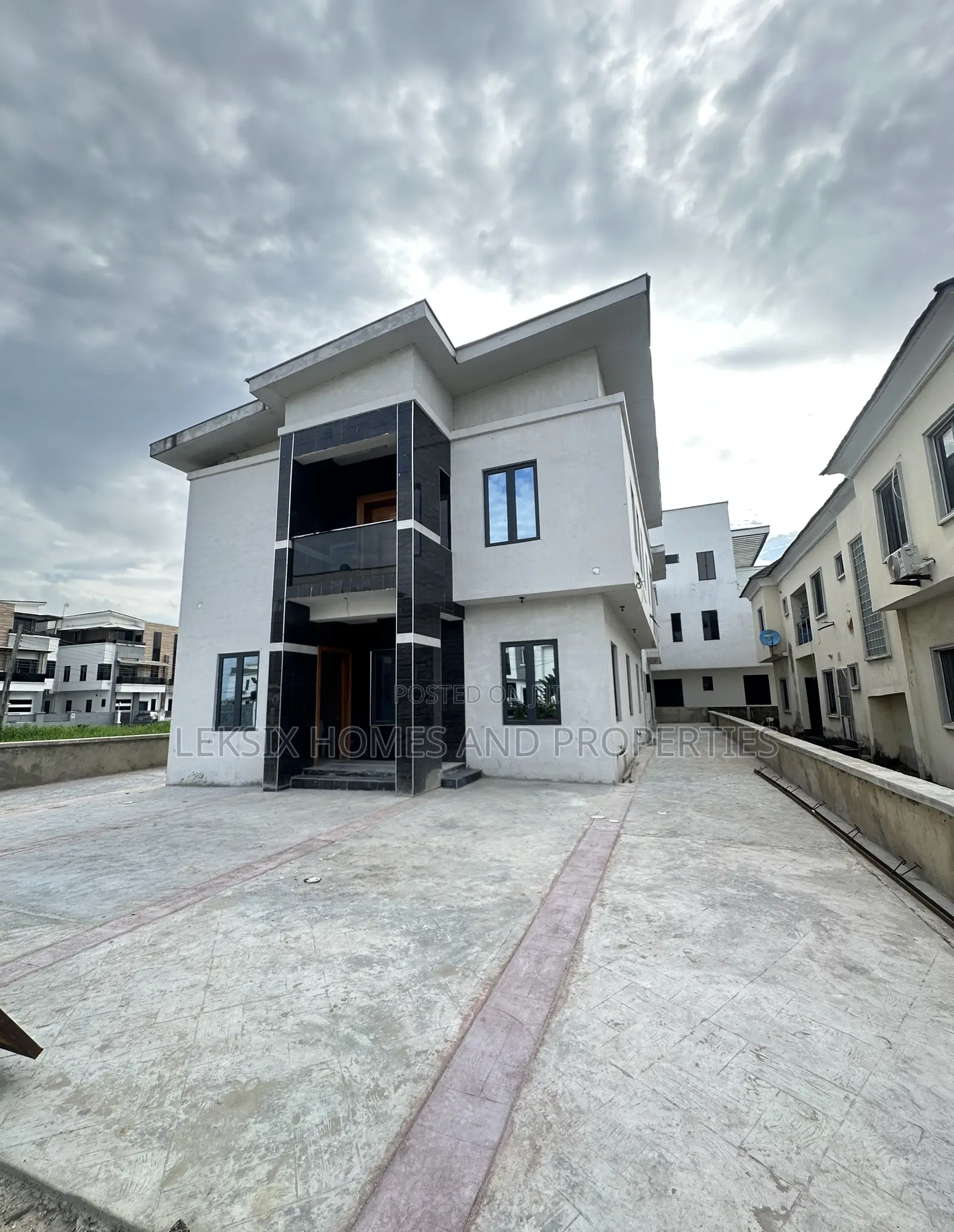 6bdrm Duplex in A Well Secured, Lekki Phase 2 for sale