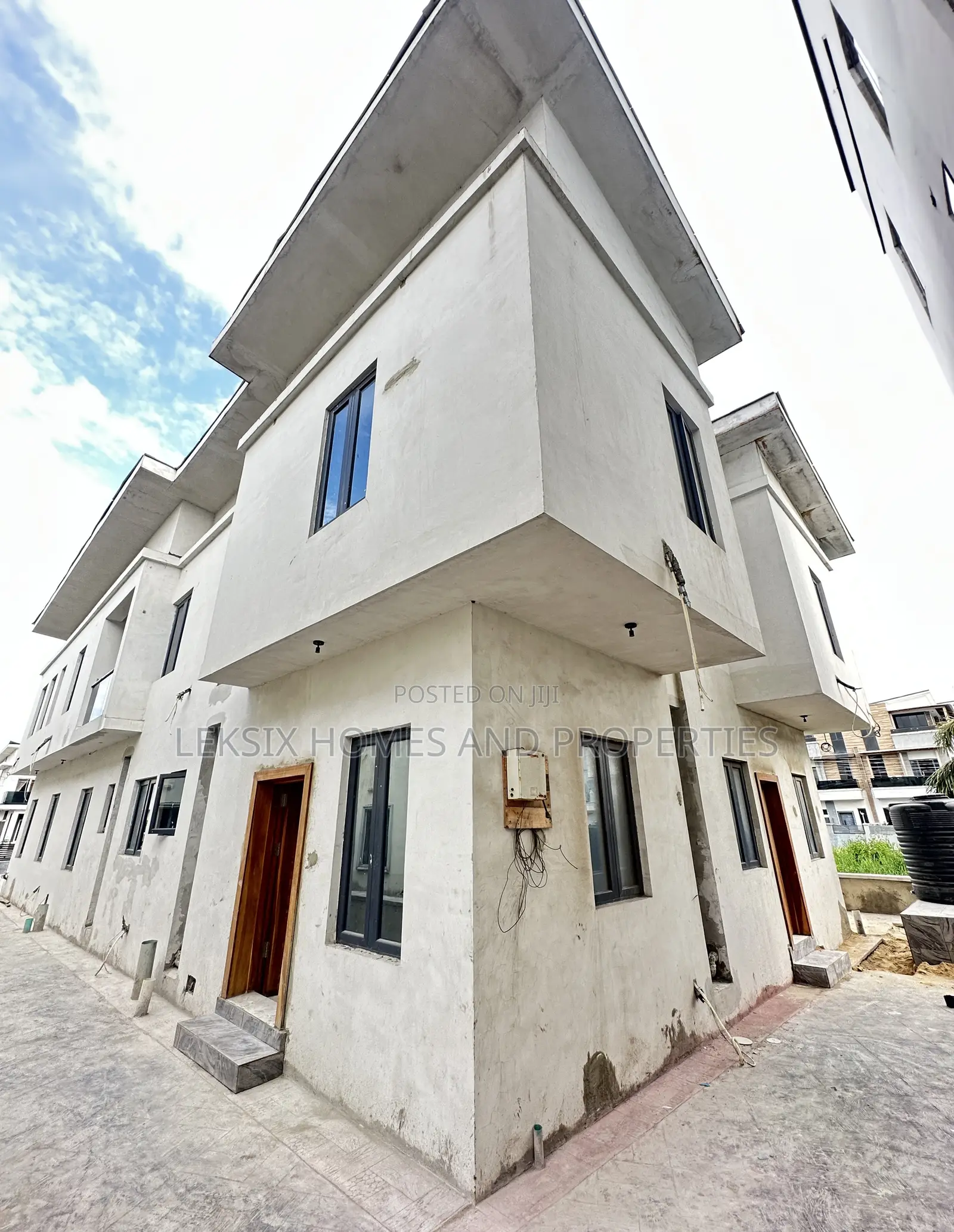 6bdrm Duplex in A Well Secured, Lekki Phase 2 for sale