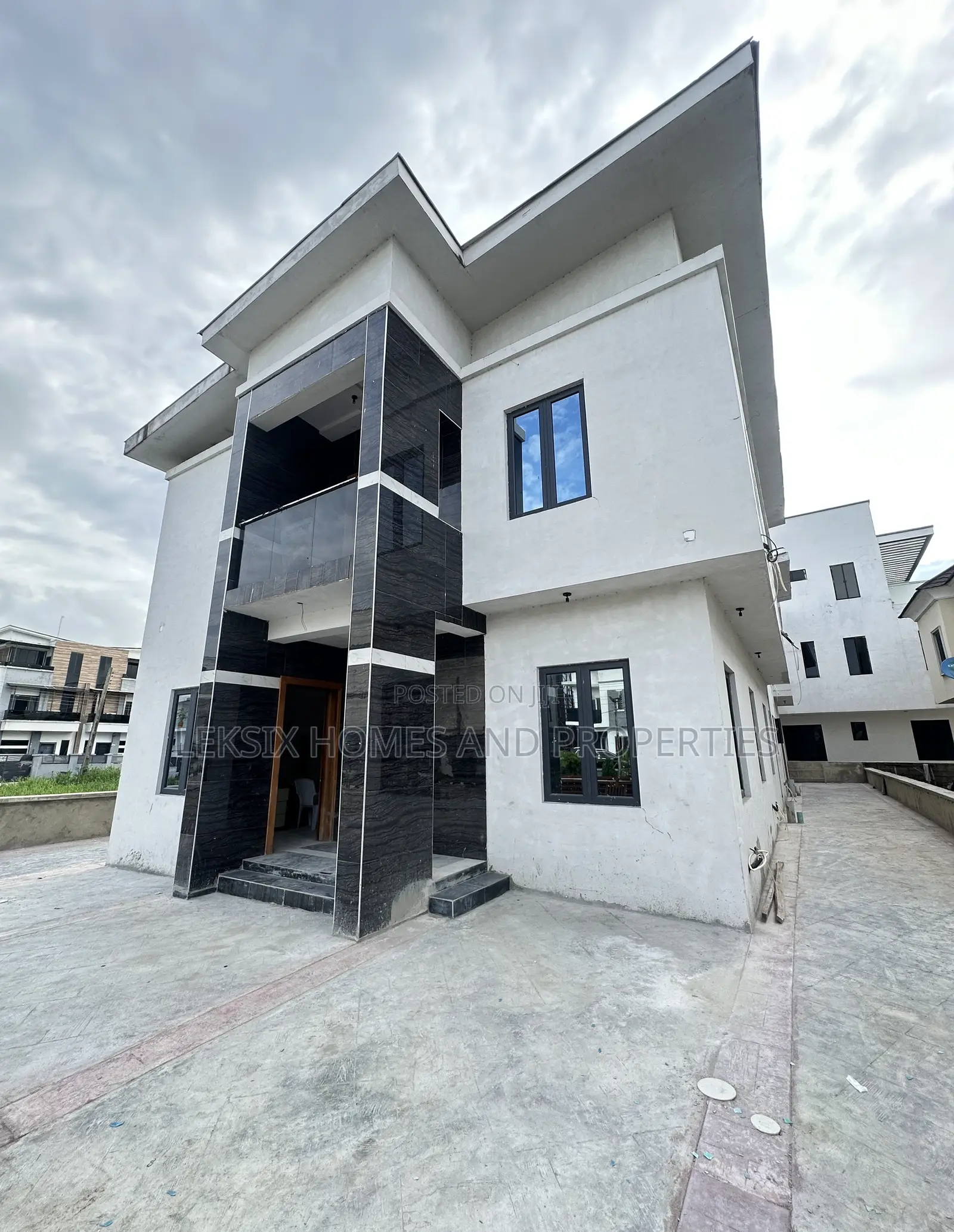 6bdrm Duplex in A Well Secured, Lekki Phase 2 for sale
