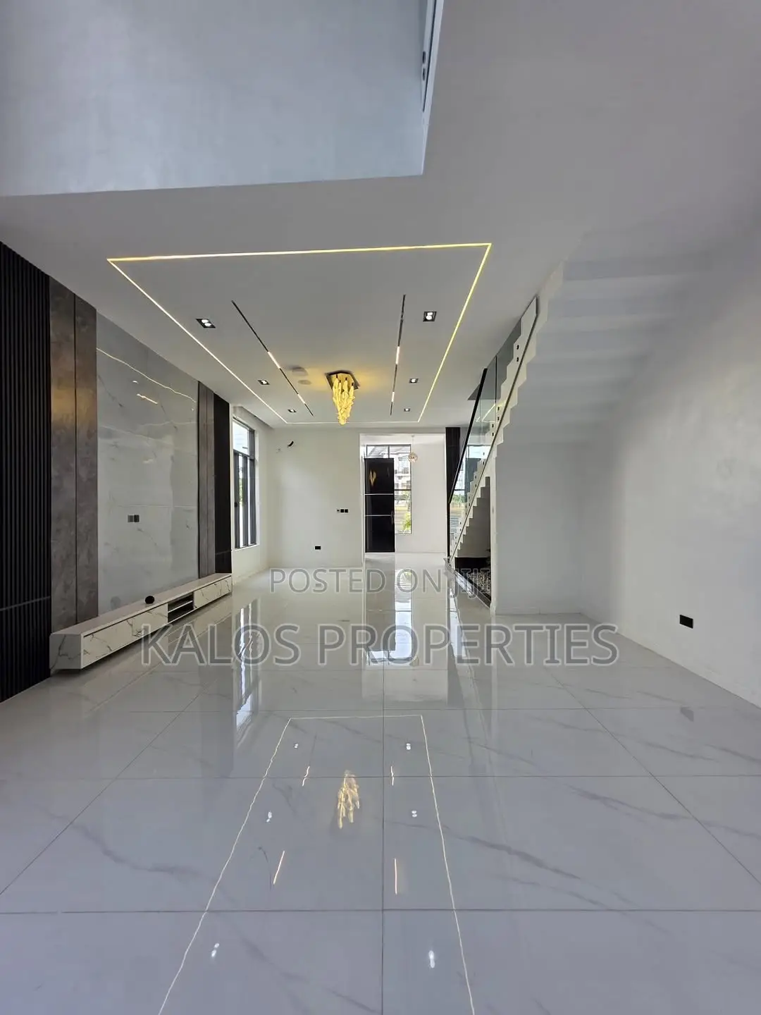 5bdrm Duplex in Chevron for sale