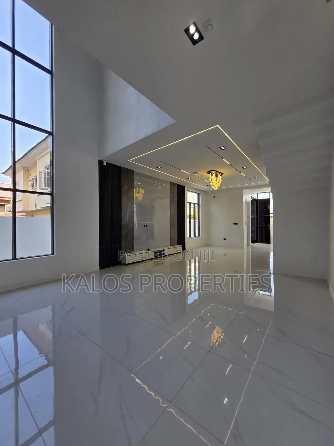 5bdrm Duplex in Chevron for sale