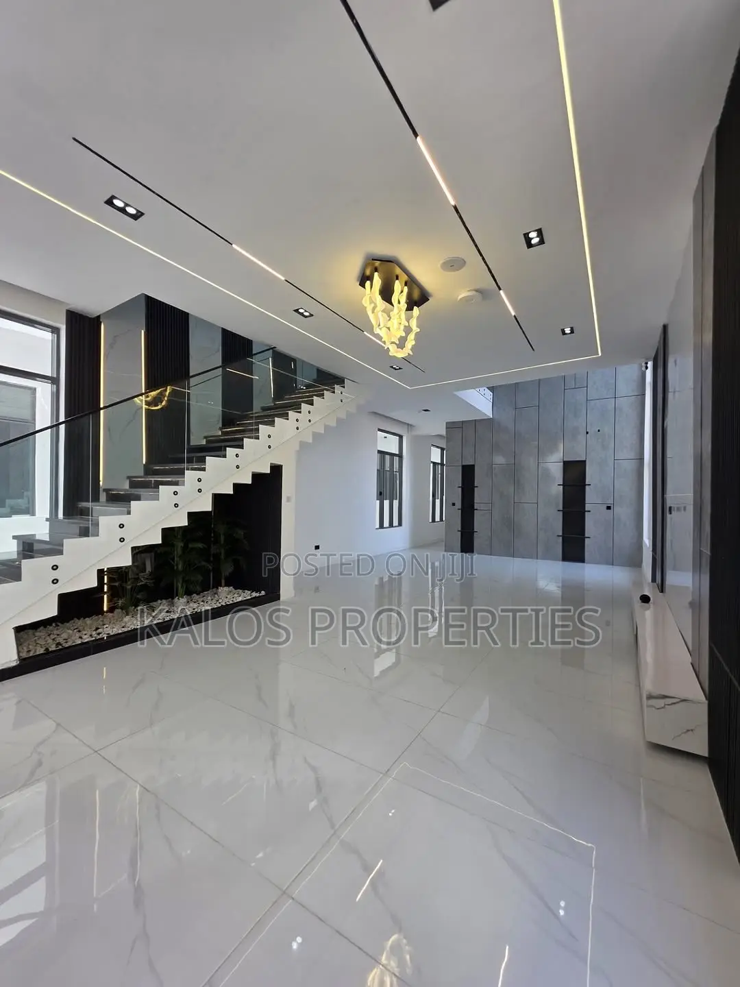 5bdrm Duplex in Chevron for sale