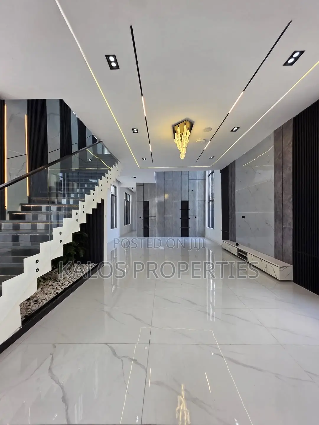 5bdrm Duplex in Chevron for sale