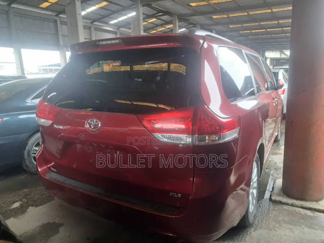 Toyota Sienna XLE AWD 7-Passenger 2013 Red