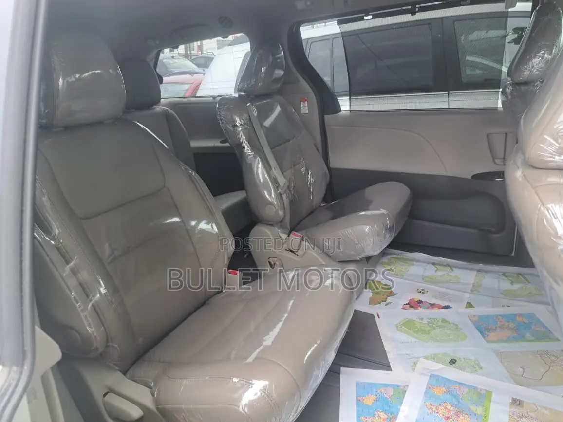 Toyota Sienna XLE 7-Passenger 4dr Minivan AWD (3.5L 6cyl 6A) 2015 White
