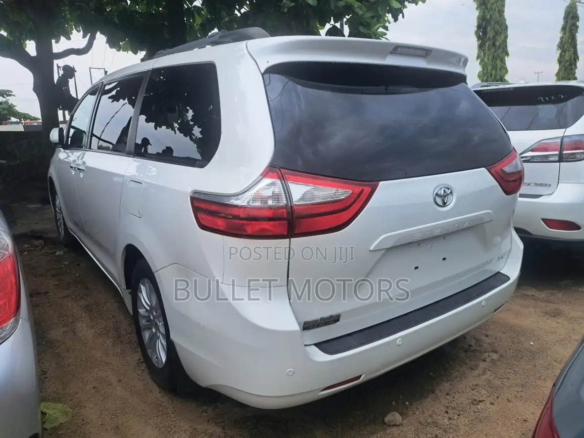 Toyota Sienna XLE 7-Passenger 4dr Minivan AWD (3.5L 6cyl 6A) 2015 White