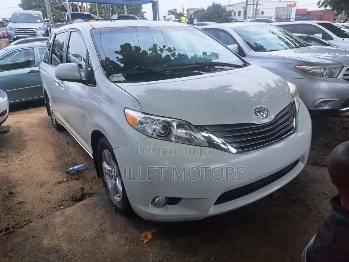 Toyota Sienna XLE 7-Passenger 4dr Minivan AWD (3.5L 6cyl 6A) 2015 White