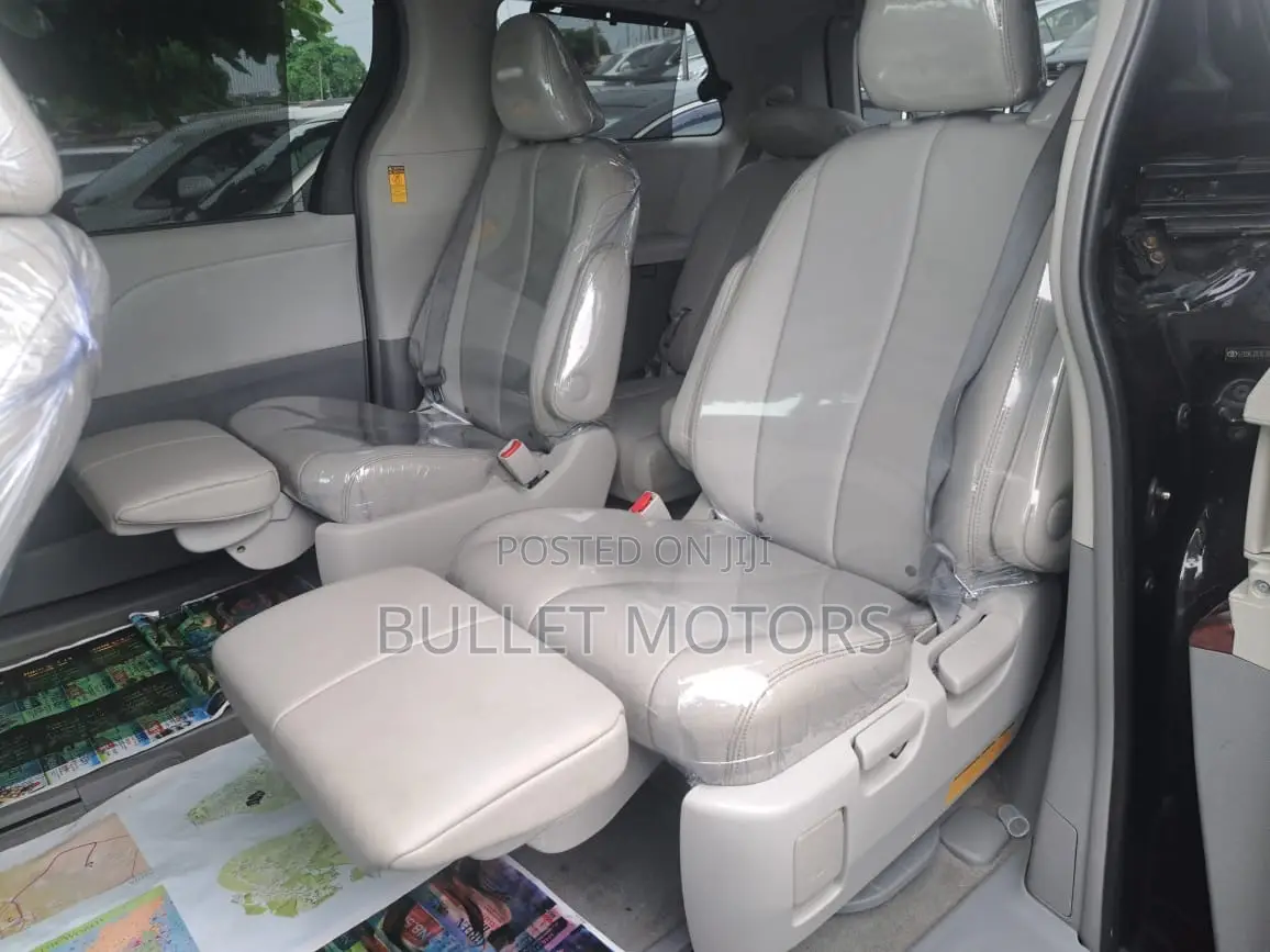 Toyota Sienna XLE 7-Passenger 4dr Minivan AWD (3.5L 6cyl 6A) 2014 Black