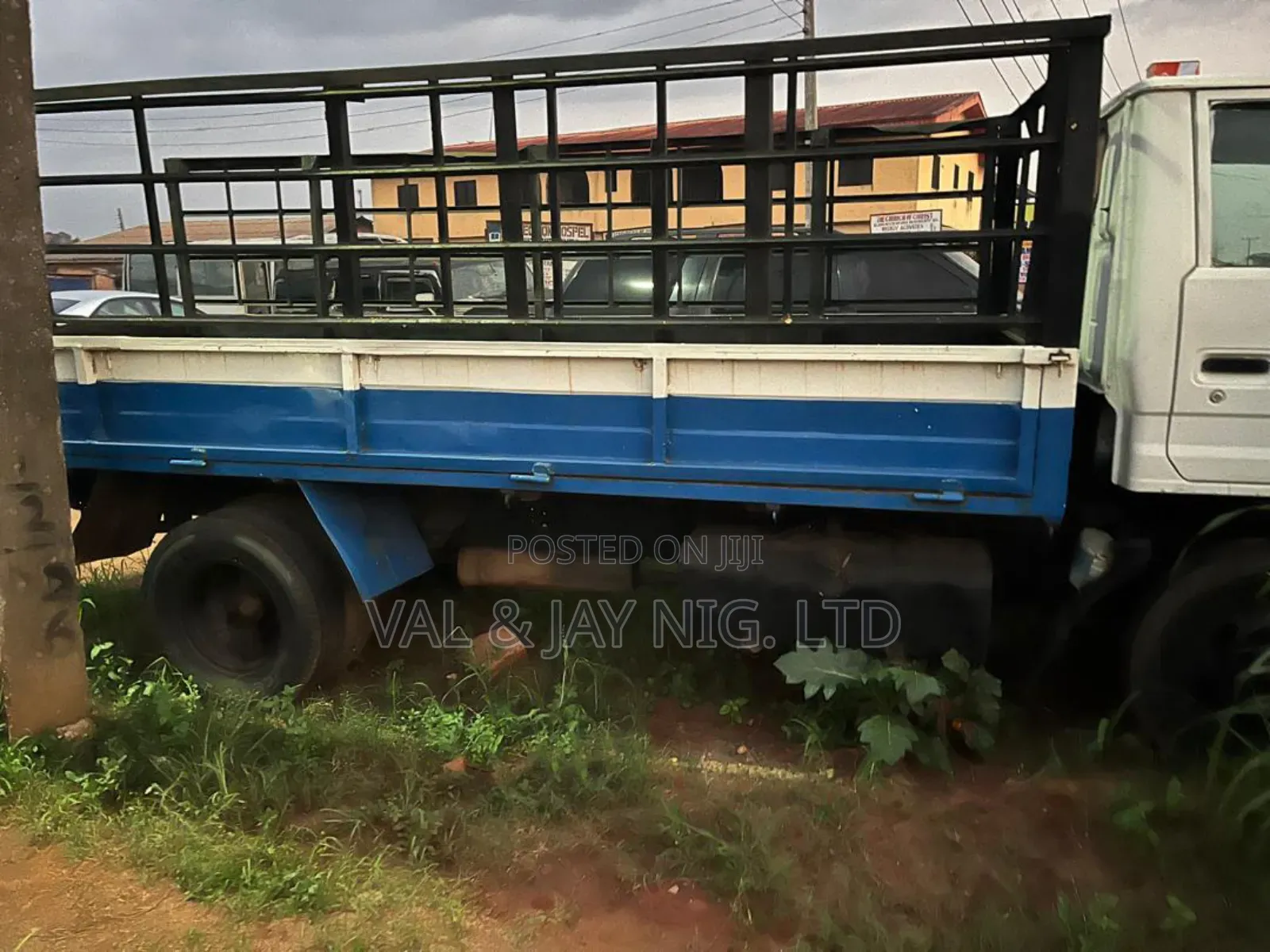 Toyota Dyna 200 With Long Bucket and 6 Tyres