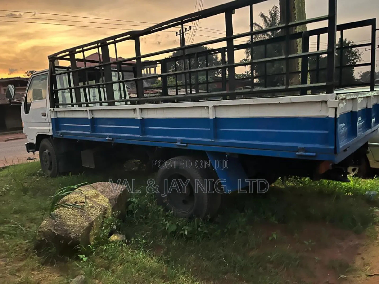 Toyota Dyna 200 With Long Bucket and 6 Tyres