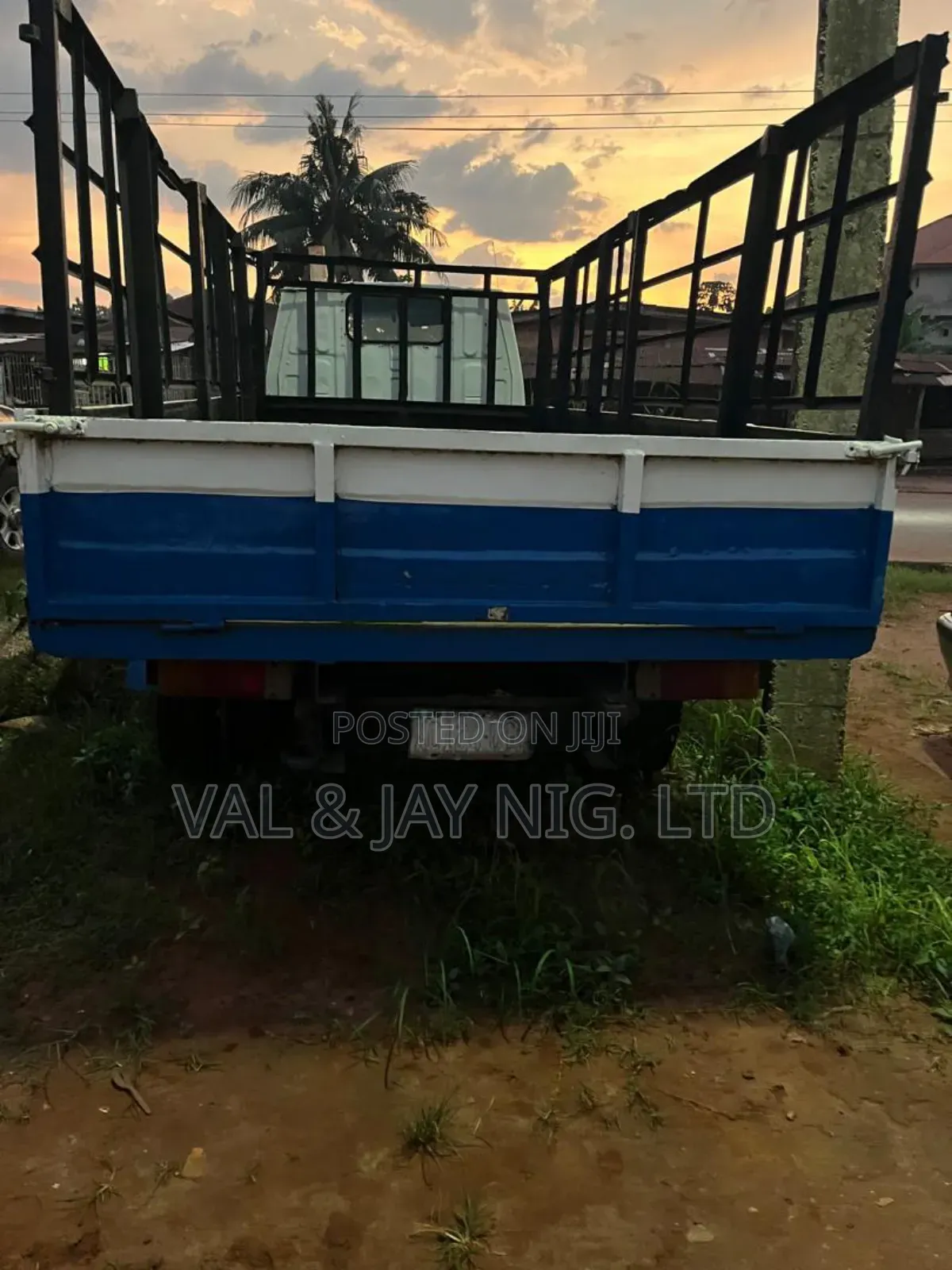 Toyota Dyna 200 With Long Bucket and 6 Tyres