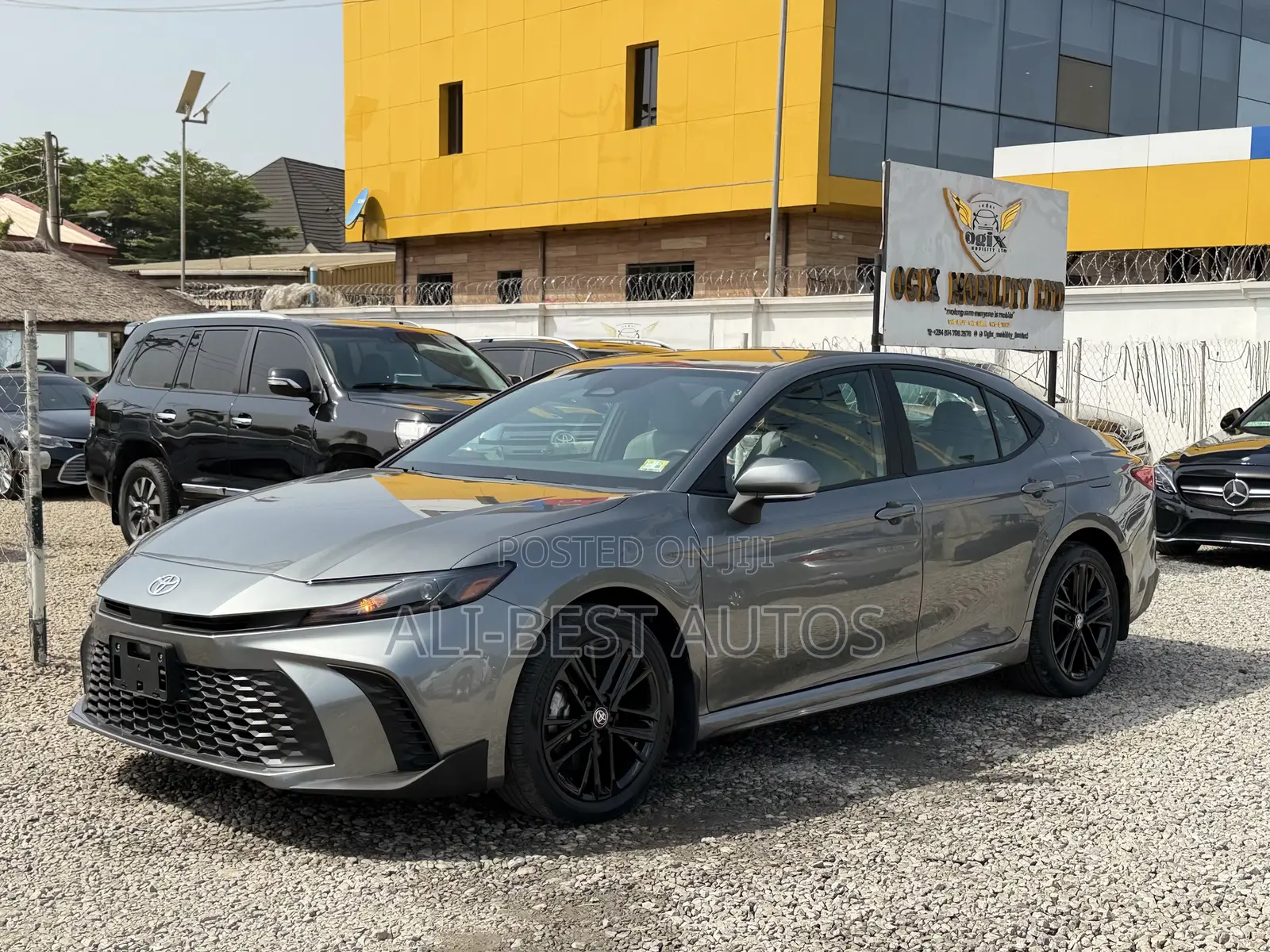 Toyota Camry SE 2025 Gray
