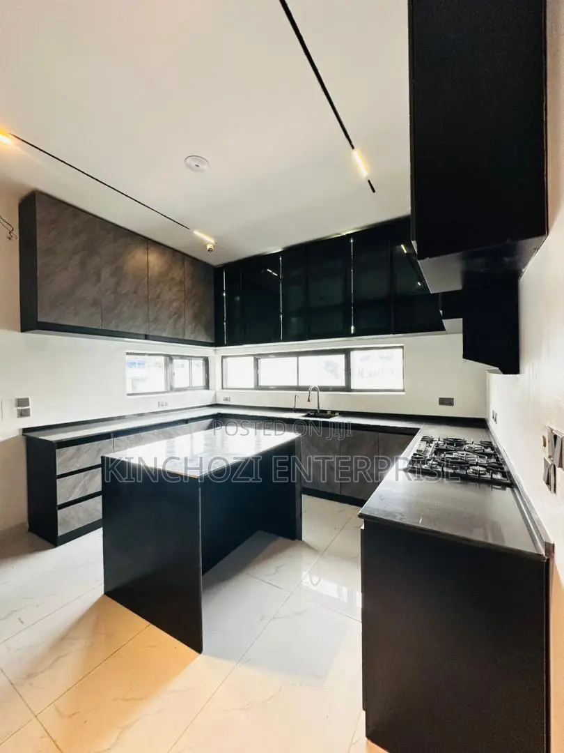 5bdrm Duplex in Lekki Phase 1 for sale